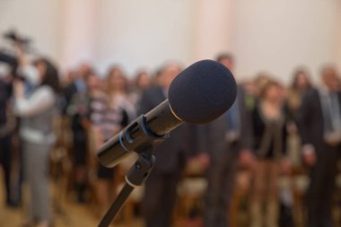 Konferans salonunun önünde kurulu kablolu mikrofon bulanık arka planile kapatın. Kablolu mikrofon kopyalama alanı ile kapatın. Konser salonunda veya konferans salonunda mikrofonu kapatma .