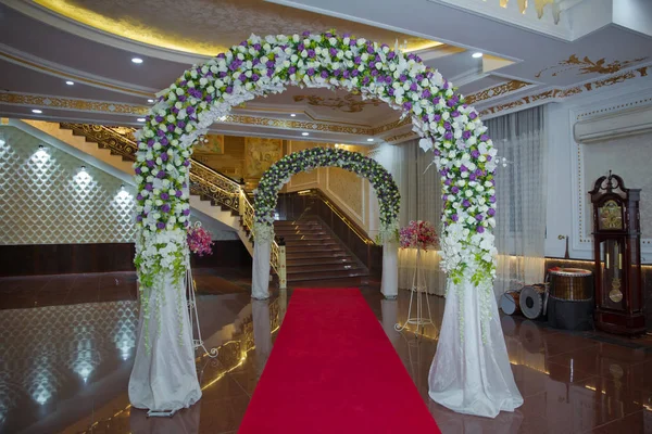 Festliche Dekoration mit bunten Blumen. Bogendekor. Hochzeitsbogen geschmückt. Hochzeitsbogen drinnen. — Stockfoto