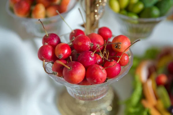 Pomme de crabe rouge dans un bocal en verre. Pommes de crabe au caramel trempées à la main  . — Photo