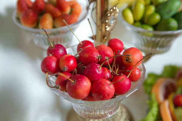 Pomme de crabe rouge dans un bocal en verre. Pommes de crabe au caramel trempées à la main  . — Photo