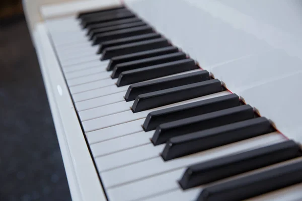 Piano de cauda teclado com teclas preto e branco brilhante como fundo de música em formato de banner panorâmico largo, foco selecionado, profundidade estreita de campo — Fotografia de Stock