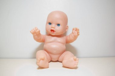Mavi gözleri oturan veya yürüyüş ile Sevimli küçük çıplak bebek bebek . Kopya alanı. Bebekte kıyafet yok. beyaz arka plan closeup izole bebek bebek . Bebek beyaz arka plan hiçbir giysi .