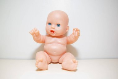 Mavi gözleri oturan veya yürüyüş ile Sevimli küçük çıplak bebek bebek . Kopya alanı. Bebekte kıyafet yok. beyaz arka plan closeup izole bebek bebek . Bebek beyaz arka plan hiçbir giysi .