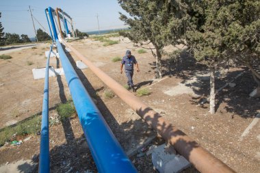 Koruma Petrol ve gaz boru hatları için güvenlik sağlar ve türbinleri denetler.orange ang mercan renkli gaz ve petrol boru hattı. Bakü Azerbaycan - 27 Nisan 2017. Petrol tesisinde güvenlik ekipmanları .