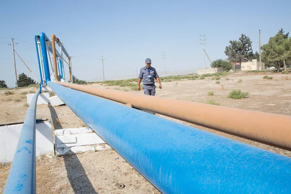 Ochrana zajišťuje bezpečnost ropovodů a kontroluje turbín. oranžový a olejovodivý plynovod. Baku Ázerbájdžán-27. duben, 2017. Bezpečnostní bezpečnostní zařízení na ropném zařízení . — Stock fotografie