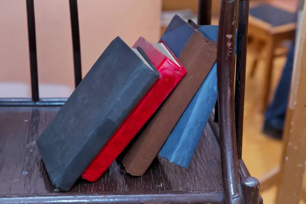 Oude boek plat leeg stekels, lege binding stack op hout textuur achtergrond, kennis concept. Kennis is in boeken op de boekenplank achter de ijzeren rooster . — Stockfoto