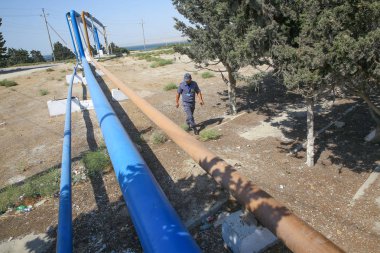Koruma Petrol ve gaz boru hatları için güvenlik sağlar ve türbinleri denetler.orange ang mercan renkli gaz ve petrol boru hattı. Bakü Azerbaycan - 27 Nisan 2017. Petrol tesisinde güvenlik ekipmanları .