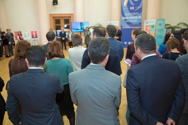 Les gens écoutent le conférencier lors de l'événement.Concentrez-vous sur les personnes méconnaissables dans le public. Événement gens d'affaires flou séminaire fête entreprise conférence flou fond cocktail réunion convention  . — Photo