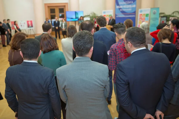 Folk lyssnar på högtalaren vid evenemanget. Fokusera på oigenkännliga människor i publiken. Event Business människor oskärpa seminarium part Corporate konferens suddig bakgrund cocktail möte konvention . — Stockfoto