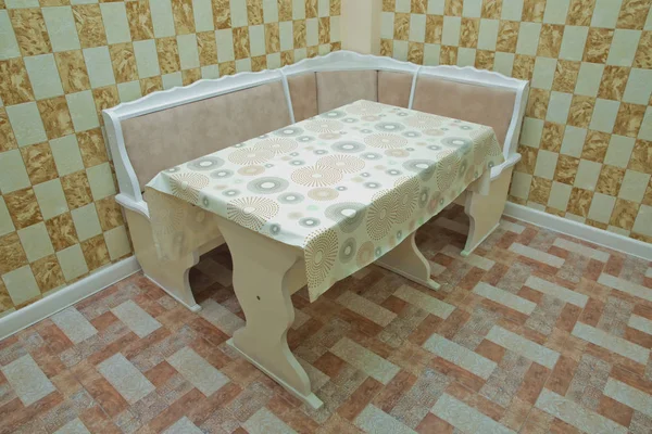 Projekt pomarańczowej białej kuchni. miękki narożnik ze stołem. Sofa narożna kuchenna i stół we wnętrzu . — Zdjęcie stockowe