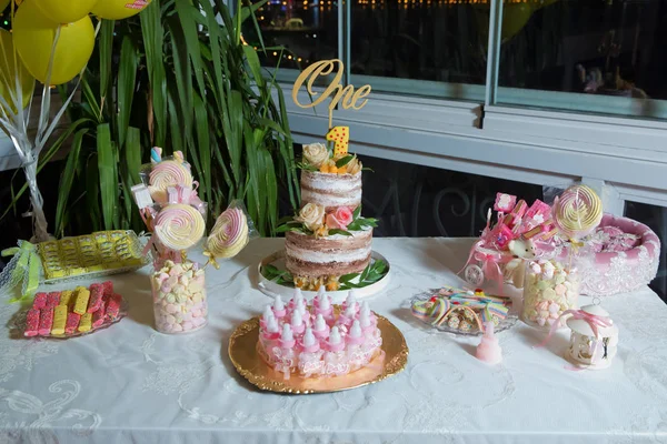 En chokladkaka för en baby som är ett år gammal. En våt kaka och godis bar . — Stockfoto