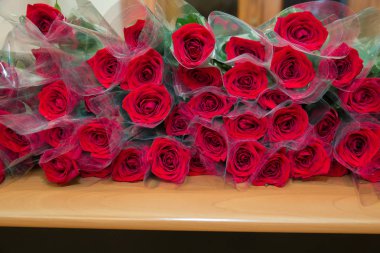 Kırmızı güller beyaz arka plan kopyalama alanı buketi. Kırmızı gül Buketi Sevgililer Günü. Tebrikler ve Sevgililer aşk çiftler gösterisi için buket kırmızı güller.