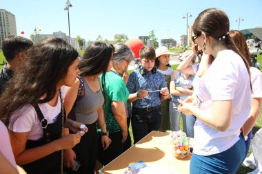 Çocuk festivali. Haydar Aliyev Merkezi'nin parkında. Dünya Çocuk Günü