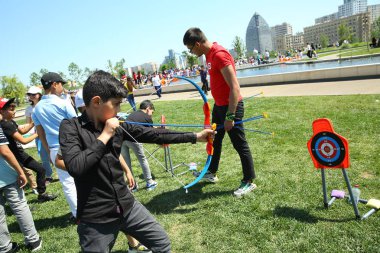 Çocuk festivali. Haydar Aliyev Merkezi'nin parkında. Dünya Çocuk Günü
