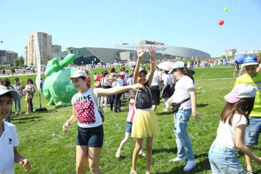 Çocuk festivali. Haydar Aliyev Merkezi'nin parkında. Dünya Çocuk Günü