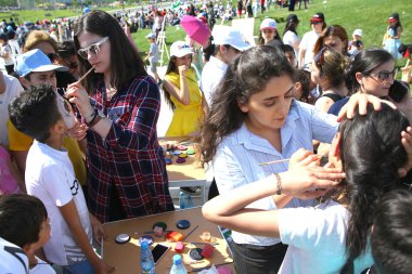 Çocuk festivali. Haydar Aliyev Merkezi'nin parkında. Dünya Çocuk Günü