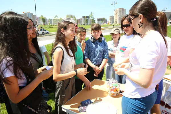 Çocuk festivali. Haydar Aliyev Merkezi'nin parkında. Dünya Çocuk Günü