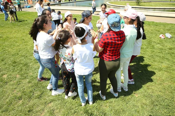 Festiwal dzieci. W parku Heydar Aliyev Center. Międzynarodowy Dzień dziecka — Zdjęcie stockowe