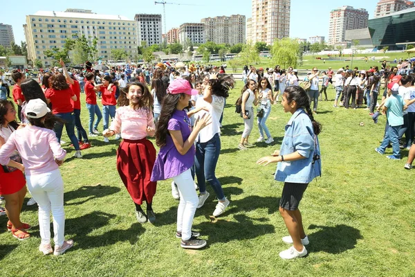 Festiwal dzieci. W parku Heydar Aliyev Center. Międzynarodowy Dzień dziecka — Zdjęcie stockowe