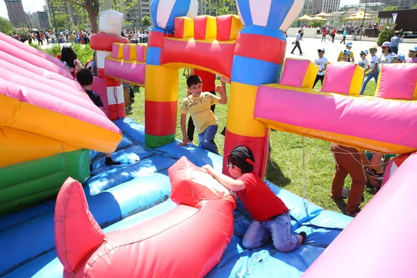 Çocuk festivali. Haydar Aliyev Merkezi'nin parkında. Dünya Çocuk Günü — Stok fotoğraf