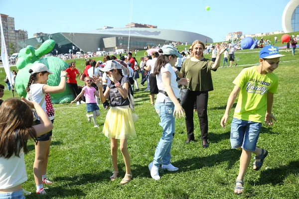 Festiwal dzieci. W parku Heydar Aliyev Center. Międzynarodowy Dzień dziecka — Zdjęcie stockowe