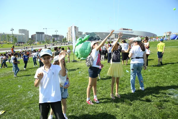 Festival de niños. En el parque del Centro Heydar Aliyev. Día Internacional del Niño — Foto de Stock