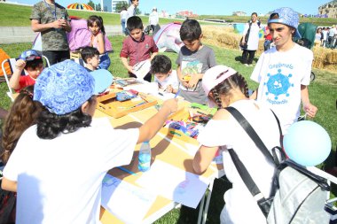 Çocuk festivali. Haydar Aliyev Merkezi'nin parkında. Dünya Çocuk Günü