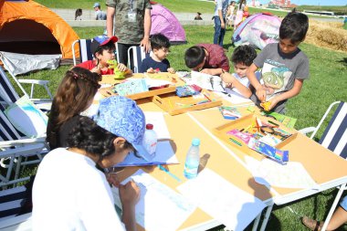 Çocuk festivali. Haydar Aliyev Merkezi'nin parkında. Dünya Çocuk Günü