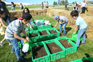 Çocuk festivali. Haydar Aliyev Merkezi'nin parkında. Dünya Çocuk Günü