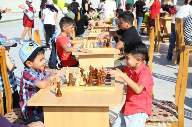 Çocuk festivali. Haydar Aliyev Merkezi'nin parkında. Dünya Çocuk Günü