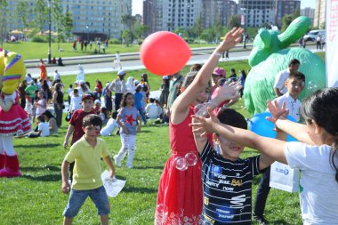 Çocuk festivali. Haydar Aliyev Merkezi'nin parkında. Dünya Çocuk Günü