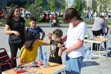 Çocuk festivali. Haydar Aliyev Merkezi'nin parkında. Dünya Çocuk Günü
