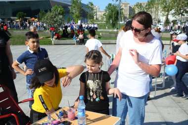 Çocuk festivali. Haydar Aliyev Merkezi'nin parkında. Dünya Çocuk Günü