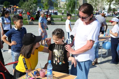 Çocuk festivali. Haydar Aliyev Merkezi'nin parkında. Dünya Çocuk Günü