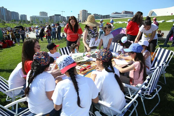 Festival de niños. En el parque del Centro Heydar Aliyev. Día Internacional del Niño — Foto de Stock