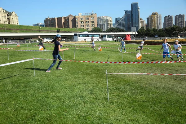 Kinderfest. im Park des Heydar Alijew Zentrums. Internationaler Kindertag — Stockfoto