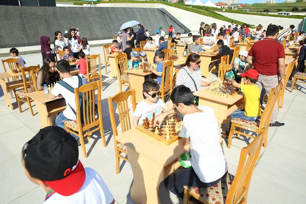 Festival de niños. En el parque del Centro Heydar Aliyev. Día Internacional del Niño — Foto de Stock