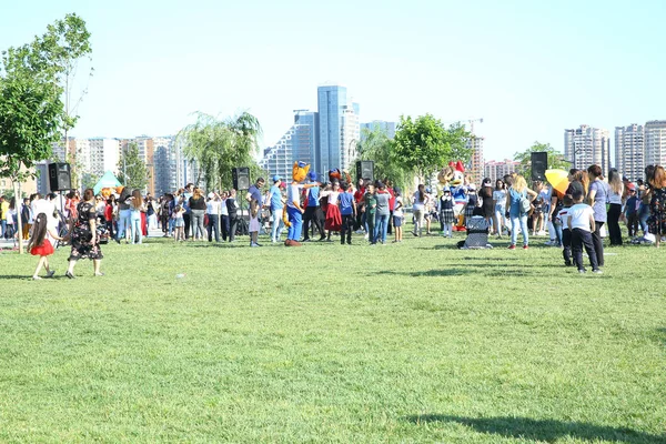 Festiwal dzieci. W parku Heydar Aliyev Center. Międzynarodowy Dzień dziecka — Zdjęcie stockowe
