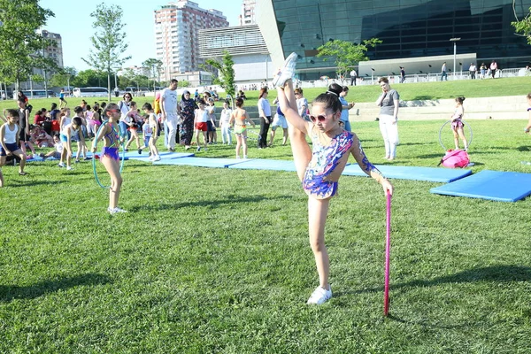 Festiwal dzieci. W parku Heydar Aliyev Center. Międzynarodowy Dzień dziecka — Zdjęcie stockowe