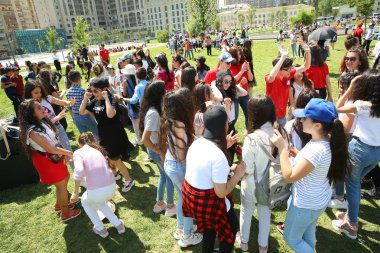 Çocuk festivali. Haydar Aliyev Merkezi'nin parkında. Dünya Çocuk Günü