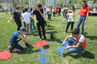 Çocuk festivali. Haydar Aliyev Merkezi'nin parkında. Dünya Çocuk Günü