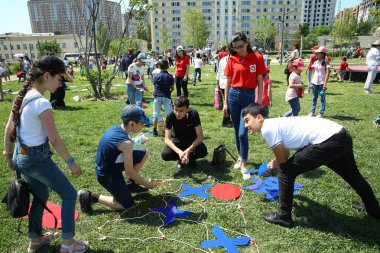 Çocuk festivali. Haydar Aliyev Merkezi'nin parkında. Dünya Çocuk Günü