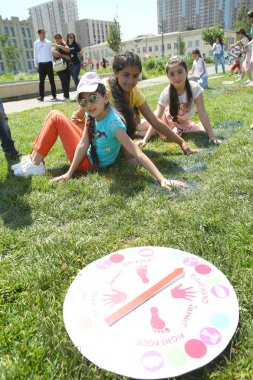 Çocuk festivali. Haydar Aliyev Merkezi'nin parkında. Dünya Çocuk Günü