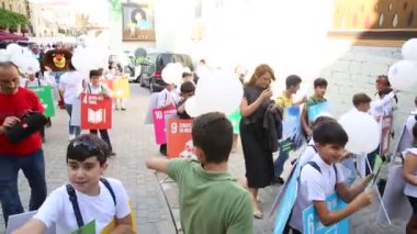 Bakü, Azerbaycan -9.26.2019 Küresel İklim Grevi ve Uluslararası İklim Eylem Zirvesi'nde Küresel Hafta'ya ithaf edilebildi. Sürdürülebilir Kalkınma Hedefleri Yürüyüşü. Şimdi Birlikte Durun