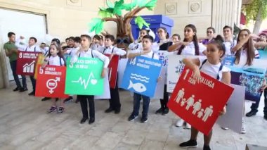 Bakü, Azerbaycan -9.26.2019 Küresel İklim Grevi ve Uluslararası İklim Eylem Zirvesi'nde Küresel Hafta'ya ithaf edilebildi. Sürdürülebilir Kalkınma Hedefleri Yürüyüşü. Şimdi Birlikte Durun