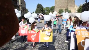 Bakü, Azerbaycan -9.26.2019 Küresel İklim Grevi ve Uluslararası İklim Eylem Zirvesi'nde Küresel Hafta'ya ithaf edilebildi. Sürdürülebilir Kalkınma Hedefleri Yürüyüşü. Şimdi Birlikte Durun