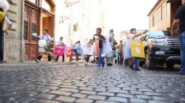 Bakü, Azerbaycan -9.26.2019 Küresel İklim Grevi ve Uluslararası İklim Eylem Zirvesi'nde Küresel Hafta'ya ithaf edilebildi. Sürdürülebilir Kalkınma Hedefleri Yürüyüşü. Şimdi Birlikte Durun