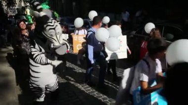 Bakü, Azerbaycan -9.26.2019 Küresel İklim Grevi ve Uluslararası İklim Eylem Zirvesi'nde Küresel Hafta'ya ithaf edilebildi. Sürdürülebilir Kalkınma Hedefleri Yürüyüşü. Şimdi Birlikte Durun
