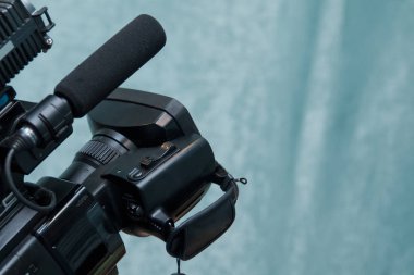 Çalışma insanlar çalışma arka plan canlı video akışı alarak onun ekipman Video kamera ile video kamera operatörü