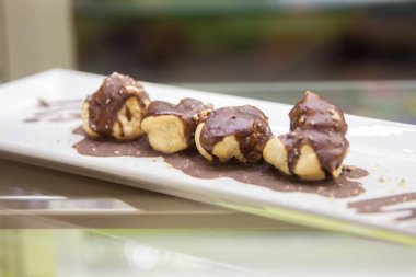 Çikolata cupcakes masada plaka üzerinde. Çikolata küçük yuvarlak ile 4 kek